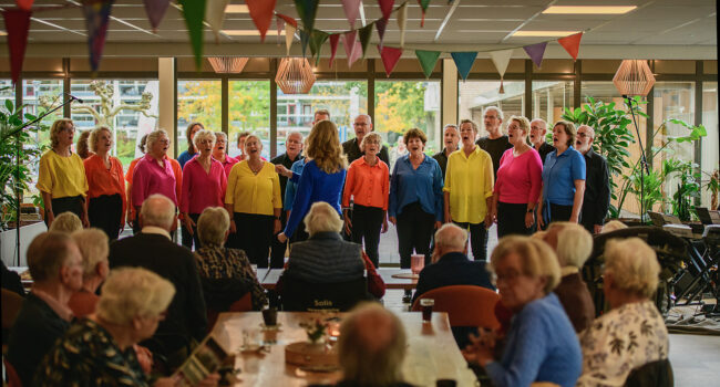 Zingen met een glimlach: ons optreden in woonzorgcentrum De Bloemendal